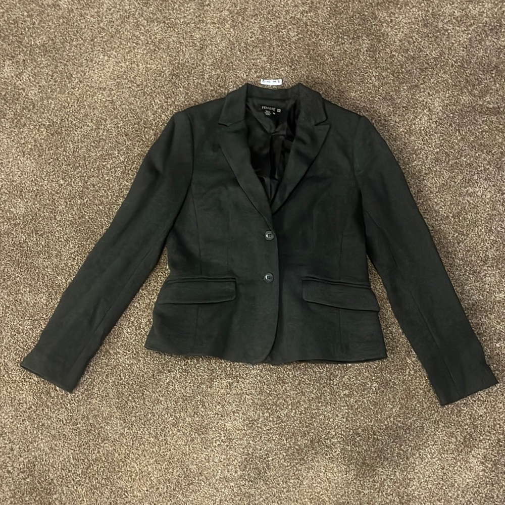 2/$20 Femme blazer. Great condition. Size 36 (5-6)